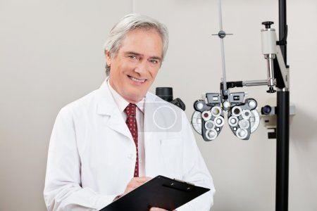 微笑在他的诊所的视光师